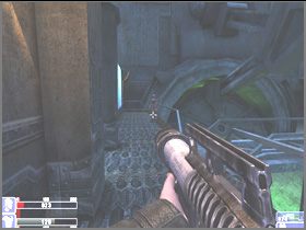 Potem udaj się do windy widocznej na obrazku lewym - po wjechaniu na górę zabij obcego z rakietnicą, jeśli jeszcze tego nie zrobiłeś (prawy obrazek) - [10] Island above the abyss cz.3 | Hellforces - Hellforces - poradnik do gry