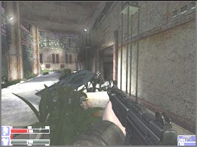 Uważaj jednak, bo zaraz za rogiem, po prawej, pojawi się dwóch nowych przeciwników (lewy obrazek) - [22] Patio cz.3 | Hellforces - Hellforces - poradnik do gry