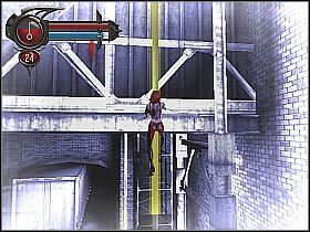 Po dotarciu na miejsce obróć się, przeskocz na drugą rurę (screen 1) a z niej na sąsiadującą półkę - [7] Meatpacking District - Alleys and Rooftops cz.3 | BloodRayne 2 - BloodRayne 2 - poradnik do gry