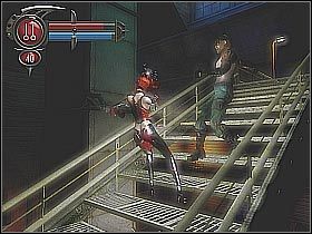 Po dotarciu na górę zajmij się widocznymi w oddali przeciwnikami celując w jedną z okolicznych beczek (screen 1) - [8] Union Station - Abandoned Train Bay cz.3 | BloodRayne 2 - BloodRayne 2 - poradnik do gry