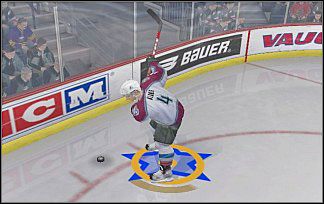 Uwolnienie to nic innego, jak wybicie krążka z własnej strefy defensywnej do strefy defensywnej przeciwnika - Przerwy | Podstawowe zasady gry | NHL 06 - NHL 06 - poradnik do gry