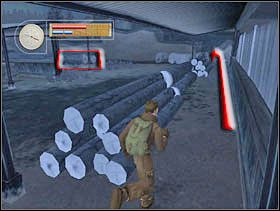 Cofamy się. Biegniemy wzdłuż ściany i chowamy się przy kłodzie (zaznaczona na czerwono). - [Solucja] LUMBERYARD cz.3 - II Wojna Światowa: Pilot Down - Na Tyłach Wroga - poradnik do gry