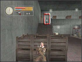 Biegniemy do końca uliczki i wchodzimy do drukarni. Natychmiast przylegamy do stojących przed nami skrzyń. Czekamy, aż wojskowy wyjdzie z pokoju, zejdzie po schodach i obróci się do nas plecami. - [Solucja] GERMAN TOWN cz.4 - II Wojna Światowa: Pilot Down - Na Tyłach Wroga - poradnik do gry