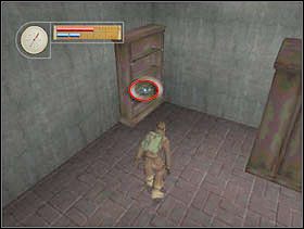 Wbiegamy po schodach na górę i z pierwszego regału przy ścianie podnosimy wytłoczone zdjęcie brytyjskiego żołnierza. - [Solucja] GERMAN TOWN cz.4 - II Wojna Światowa: Pilot Down - Na Tyłach Wroga - poradnik do gry