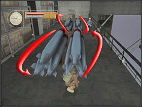 Podchodzimy do czterech stert torped. Strażnik kręci dokoła nich ósemki zgodnie z zaznaczonym schematem. Nasz ruch planujemy w zależności od miejsca, w którym go zastajemy. - [Solucja] DOCKYARD cz.4 - II Wojna Światowa: Pilot Down - Na Tyłach Wroga - poradnik do gry