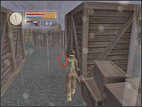 Zbliżamy się do wyjścia z labiryntu, jednak póki co na końcu tej alejki przyczajamy się przy regale z kartonami. - [Solucja] DOCKYARD cz.6 - II Wojna Światowa: Pilot Down - Na Tyłach Wroga - poradnik do gry