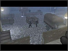 Wychodzimy z pomieszczenia. Widzimy jak zbliża się dwóch sierżantów. Jeden z nich pójdzie na wprost, a drugi zatrzyma się plecami do drabiny. Dopiero wtedy schodzimy po drabinie i idziemy do ogniska. - [Solucja] TRAIN DEPOT cz.2 - II Wojna Światowa: Pilot Down - Na Tyłach Wroga - poradnik do gry