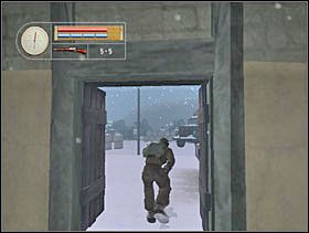 Stajemy w drzwiach, wyciągamy snajperkę i likwidujemy sierżanta z płotem. Natychmiast po strzale wbiegamy z powrotem do budynku. - [Solucja] SIEGFRIED FOREST cz.3 - II Wojna Światowa: Pilot Down - Na Tyłach Wroga - poradnik do gry