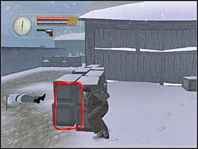 Przyklejamy się do ostatniego rzędu skrzynek, wyciągamy snajperkę i wychylamy się - [Solucja] SIEGFRIED FOREST cz.4 - II Wojna Światowa: Pilot Down - Na Tyłach Wroga - poradnik do gry