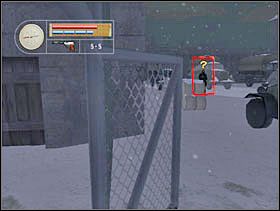 Kucamy i podchodzimy kawałek dalej. Usłyszy nas strażnik, ale jeśli się nie poruszymy to tylko na pytajniku nad głową się skończy. Po chwili już wraca do swojego patrolu wokół ciężarówek. - [Solucja] SIEGFRIED LINE cz.4 - II Wojna Światowa: Pilot Down - Na Tyłach Wroga - poradnik do gry