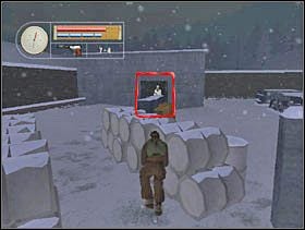 Po wyjściu z budynku kucamy, podchodzimy za beczki i przyklejamy się do nich. Z budynku naprzeciwko wychodzi jeden szeregowiec... - [Solucja] SIEGFRIED LINE cz.5 - II Wojna Światowa: Pilot Down - Na Tyłach Wroga - poradnik do gry