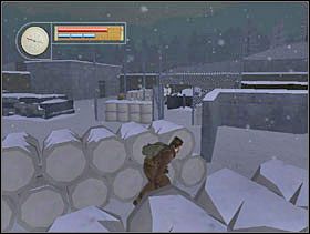 Przesuwamy się trochę względem beczek i stajemy w takiej pozycji, byśmy mogli wziąć Niemców, stojących za ogrodzeniem, na cel przez furtkę. Zresztą patrzcie - [Solucja] SIEGFRIED LINE cz.5 - II Wojna Światowa: Pilot Down - Na Tyłach Wroga - poradnik do gry