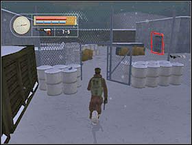 Przechodzimy z powrotem przez ogrodzenie i wbiegamy przez zaznaczone drzwi. - [Solucja] SIEGFRIED LINE cz.6 - II Wojna Światowa: Pilot Down - Na Tyłach Wroga - poradnik do gry