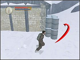 Wracamy do ostatniego budynku, jaki minęliśmy, ale zanim wejdziemy do środka, biegniemy na tyły. Stamtąd zza beczek zabieramy drugi sekret. Teraz wchodzimy do budynku i ogrzewamy się przy kominku. - [Solucja] WILDERNESS cz.4 - II Wojna Światowa: Pilot Down - Na Tyłach Wroga - poradnik do gry