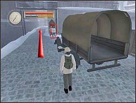 I czekamy, aż sierżant odejdzie od budki (jeśli rzeczywiście tam stoi). Następnie idziemy przejściem do drugiej części fortu. - [Solucja] OCCUPIED FORT cz.5 - II Wojna Światowa: Pilot Down - Na Tyłach Wroga - poradnik do gry