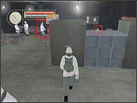 W środku czekamy, aż sierżant odejdzie od szeregowców i usiądzie na krześle przy biurku. - [Solucja] OCCUPIED FORT cz.5 - II Wojna Światowa: Pilot Down - Na Tyłach Wroga - poradnik do gry