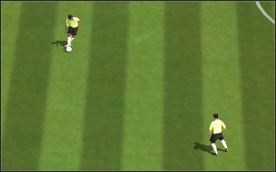 Możemy także wymieniać podania z pierwszej piłki [Q]+[S]+[S] - Podania | Sterowanie FIFA 06 - FIFA 06 - poradnik do gry