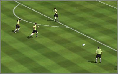 Podania górą [A] wykorzystujemy przede wszystkim przy dośrodkowaniach, ale przydają się one również do przeniesienia ciężaru akcji na drugą stronę boiska - Podania | Sterowanie FIFA 06 - FIFA 06 - poradnik do gry