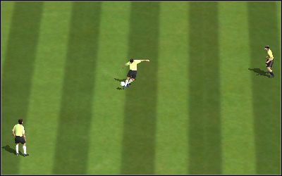 Możemy również wymienić podania górą z pierwszej piłki [Q]+[S]+[A] - Podania | Sterowanie FIFA 06 - FIFA 06 - poradnik do gry