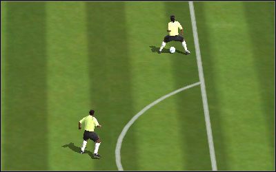 Przy rozgrywaniu piłki przydaje się komenda rajdu [Q] - Podania | Sterowanie FIFA 06 - FIFA 06 - poradnik do gry