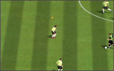 Aby odebrać piłkę przeciwnikowi, przyciskamy [D] - Obrona | Sterowanie FIFA 06 - FIFA 06 - poradnik do gry