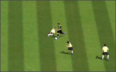 Gdy obrona zawiedzie, a rywalowi na drodze będzie stał już tylko nasz bramkarz, przyda się do skrócenia kąta opcja szarży [W] - Obrona | Sterowanie FIFA 06 - FIFA 06 - poradnik do gry