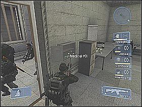 Docelowo powinieneś trzymać się prawego muru, dzięki czemu stosunkowo szybko dojdziesz do centralnego pomieszczenia banku - Misja 12 - Showdown cz.2 | Conflict Global Storm - Conflict: Global Storm - poradnik do gry