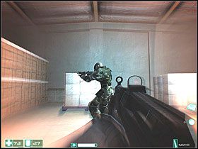 Tu możesz podkraść się i wypróbować na nim ciosy - zwykły (prawy przycisk myszy), wślizg (PPM + kucnięcie + przód) lub rowerek (PPM + skok + przód) - Pierwsze spotkanie (2) | Interwał 02 | FEAR - F.E.A.R.: First Encounter Assault Recon - poradnik do gry