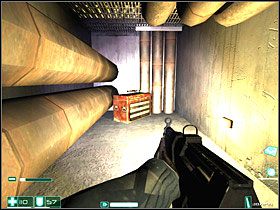 Odnajdź widoczne na lewym obrazku wejście - podążaj niskim korytarzem, a na końcu kucnij, by móc dostać się do Wzmacniacza odruchów - Infiltracja (2) | Interwał 03-A | FEAR - F.E.A.R.: First Encounter Assault Recon - poradnik do gry