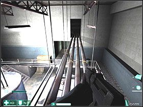 Na pewno odnajdziesz drzwi zamknięte na kłódkę, w którą strzel - Infiltracja (3) | Interwał 03-A | FEAR - F.E.A.R.: First Encounter Assault Recon - poradnik do gry