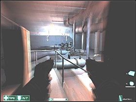 Po prawej natomiast, w głębi odsłoniętego pokoju, leży na biurku Apteczka - Infiltracja (3) | Interwał 03-A | FEAR - F.E.A.R.: First Encounter Assault Recon - poradnik do gry