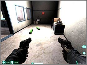 Po prawej znajduje się drabina - wejdź po niej na górę, a potem przez metalowy pomost do wejścia po prawej - Infiltracja (3) | Interwał 03-A | FEAR - F.E.A.R.: First Encounter Assault Recon - poradnik do gry