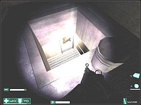 Przejdź pomiędzy generatorem i skrzynką i skręć w lewo - Infiltracja (4) | Interwał 03-A | FEAR - F.E.A.R.: First Encounter Assault Recon - poradnik do gry