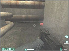 Nie wchodź po drabinie, tylko wejdź przez otwór widoczny na lewym obrazku - Ciężki opór (1) | Interwał 03-B | FEAR - F.E.A.R.: First Encounter Assault Recon - poradnik do gry