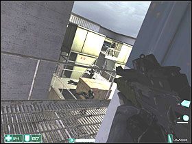 Na środku tego placu jest tylko jedna ciekawa rzecz - Apteczka widoczna na lewym obrazku - Ciężki opór (2) | Interwał 03-B | FEAR - F.E.A.R.: First Encounter Assault Recon - poradnik do gry