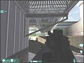 Teraz idź dołem - wychyl się zza ściany i po kolei eliminuj wrogów - Ciężki opór (2) | Interwał 03-B | FEAR - F.E.A.R.: First Encounter Assault Recon - poradnik do gry