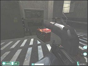 Dotrzesz do pomieszczenia, gdzie po lewej zauważysz schody na dół - Ciężki opór (3) | Interwał 03-B | FEAR - F.E.A.R.: First Encounter Assault Recon - poradnik do gry