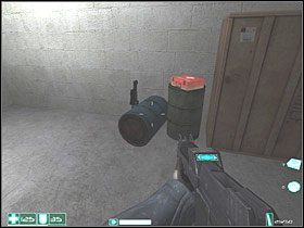 Zabierz leżący na skrzynkach Lekki Pancerz oraz 10 mm HV Penetratora - Ciężki opór (4) | Interwał 03-B | FEAR - F.E.A.R.: First Encounter Assault Recon - poradnik do gry