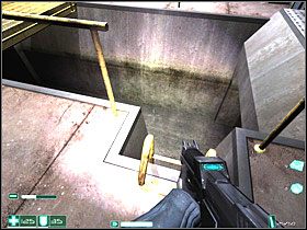 Nie ma w nim nic ciekawego, dlatego skręć w prawo i podążaj korytarzem do sali z pustym kanałem - Zła woda (1) | Interwał 03-C | FEAR - F.E.A.R.: First Encounter Assault Recon - poradnik do gry