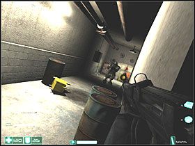 Gdy już zabijesz wszystkich (będzie ich około pięciu lub sześciu), wyjdź z ukrycia - Zła woda (2) | Interwał 03-C | FEAR - F.E.A.R.: First Encounter Assault Recon - poradnik do gry