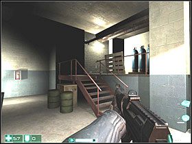 albo sam zaatakuj, strzelając najpierw w trzęsący się zawór po prawej, co spowoduje duży wybuch - Zła woda (2) | Interwał 03-C | FEAR - F.E.A.R.: First Encounter Assault Recon - poradnik do gry