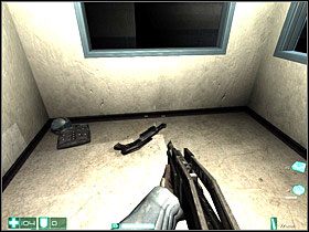 Przygotuj broń i ostrożnie idź dalej - naprzeciwko, obok słupa, pojawi się dwóch żołnierzy uzbrojonych w Pistolety maszynowe RPL - Zła woda (3) | Interwał 03-C | FEAR - F.E.A.R.: First Encounter Assault Recon - poradnik do gry