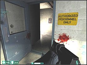 Za wielką skrzynią napotkasz dwóch kolejnych żołnierzy uzbrojonych w Pistolety maszynowe RPL - Zła woda (3) | Interwał 03-C | FEAR - F.E.A.R.: First Encounter Assault Recon - poradnik do gry