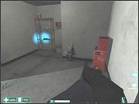 Dojdziesz do korytarza ze schodami, jednak nie schodź na dół tylko spójrz w prawo - Exeunt Omnes (2) | Interwał 03-D | FEAR - F.E.A.R.: First Encounter Assault Recon - poradnik do gry