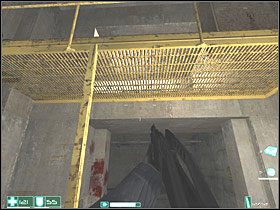 Musisz iść w lewo bokiem, cały czas patrząc na żółty pomost na lewym obrazku - Exeunt Omnes (4) | Interwał 03-D | FEAR - F.E.A.R.: First Encounter Assault Recon - poradnik do gry