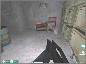 Idź po dachu trzymając się lewej ściany, a dotrzesz do drzwi do wnętrza budynku - Awantura na lotnisku (1) | Interwał 04-A | FEAR - F.E.A.R.: First Encounter Assault Recon - poradnik do gry