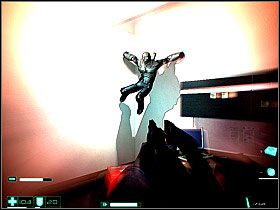 Wejdź więc na schody, zapisz grę, wyjmij strzelbę i idź bokiem, patrząc przez szyby na pokój po lewej - Obserwatorzy (2) | Interwał 04-B | FEAR - F.E.A.R.: First Encounter Assault Recon - poradnik do gry