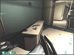 W kolejnym pomieszczeniu z kolumnami, i dalej - w pokoju ze ścianę ze szkła - jest razem czterech żołnierzy - Bishop (2) | Interwał 05-A | FEAR - F.E.A.R.: First Encounter Assault Recon - poradnik do gry