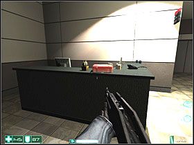 Idź korytarzem i wstąp do pokoju po prawej - Bishop (2) | Interwał 05-A | FEAR - F.E.A.R.: First Encounter Assault Recon - poradnik do gry