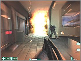 Jednak zaraz po tym uciekaj jak najszybciej w miejsce naprzeciwko lewej windy, ukryj się tam, przykucnij i czekaj - Bishop (2) | Interwał 05-A | FEAR - F.E.A.R.: First Encounter Assault Recon - poradnik do gry